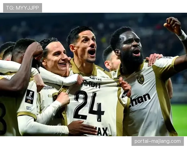 朗斯15轮后以1分优势力压巴黎登顶 时隔21年重返法甲榜首